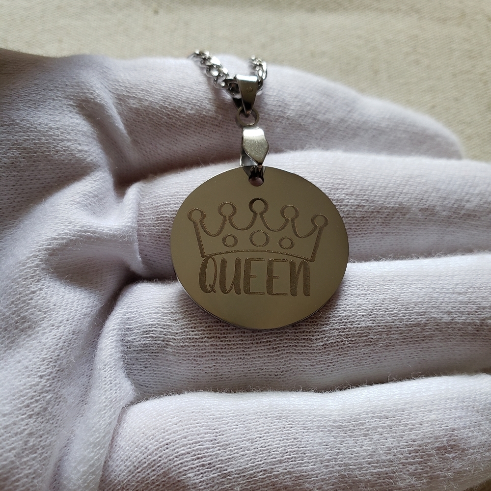 "Queen 👑 👸" Pendant Necklace